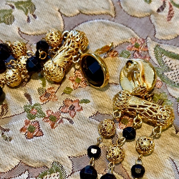 Vintage ’70’s - 7.5” Shoulder Duster Earrings from NYC in Gold Filagree & Black - Picture 4 of 6